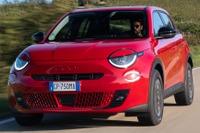 フィアットの小型電動SUV『600e』に赤い「RED」…イタリアで発売 画像