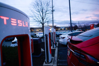 テスラ、EVの充電設備でも北米を制す勢い［新聞ウォッチ］ 画像