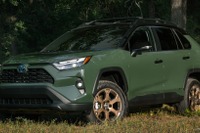 トヨタ RAV4ハイブリッド にアウトドア仕様「ウッドランド」を設定…米2024年モデル 画像