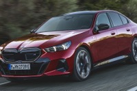 BMW 5シリーズ 新型に新色「ファイアレッド」を設定…11月から欧州で 画像