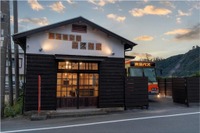 バスの中に泊まれる! 築73年の案内所が宿泊施設に、『ばすてい』が西伊豆に誕生 画像