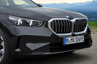 BMW 5シリーズ セダン、新型は全車電動化…10月21日ドイツで納車開始 画像