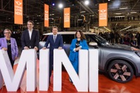 MINI、初のドイツ生産を開始…クロスオーバー 新型がラインオフ 画像