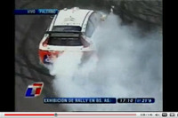 WRC ローブ、市街地で白煙まみれ 画像