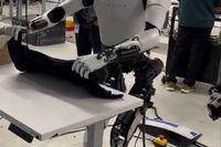 あれっ? いま見えたのは? テスラの人型ロボット『オプティマス』がシャツをたたむ動画がちょっと… 画像