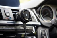 電動ポンプでスマホを真空吸着:車載ホルダー「Airput」…耐荷重最大8kg、Qi充電にも対応 画像