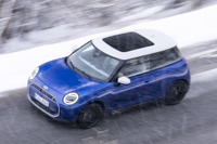 MINI ハッチバック 新型のEV、「ゴーカートフィーリング」は全天候型…新写真を公開 画像