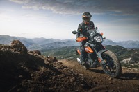 KTM、アドベンチャーツアラーの2024年モデル7機種発売へ…250に新色追加 画像