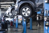 車検シールのキレイな「貼り方」「貼る場所」「剥がし方」 知ってた? 画像