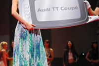 ミスユニバース日本代表の宮坂さんにアウディ TTクーペ 贈呈 画像