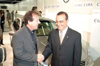 ブラジルつながり!! ゴーン日産社長がジーコ新監督に『シーマ』をプレゼント 画像