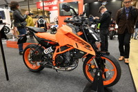 シリーズ30周年、オールニューで攻勢かける新型KTM『390デューク』…東京モーターサイクルショー2024 画像