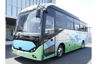 EVモーターズが住友化学に中型観光EVバスを納車…通勤および工場間移動に活用 画像