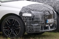 ついにグリルが光る!BMW『iX』初の大幅改良へ、パワーも飛距離も大刷新 画像