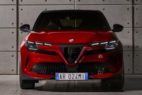 アルファロメオ『ジュニア』、ハイブリッドとEVの受注を開始…イタリアで 画像