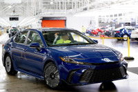 トヨタ カムリ 新型、『プリウス』顔に変身…米国で生産開始 画像