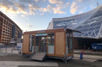 ファミリーマートがリモコン移動式に! 日立ハイテクが万博の建設現場に設置 画像
