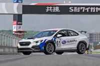 スバルがスーパー耐久参戦の新型車を公開…4ドアセダンに水平対向ターボエンジン 画像