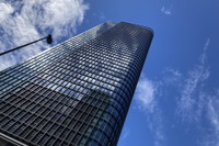 損保大手3社、決算は最高益を更新、自動車保険料は値上げ検討［新聞ウォッチ］ 画像