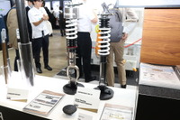 全天候対応フルオート電子制御サスからEVトラックのバッテリーシステムまで、幅広い技術分野をアピールしたHKS…人とくるまのテクノロジー展2024 画像