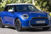 MINI ハッチバック 新型のEVに新仕様、ブルーにホワイトルーフ…欧州設定 画像