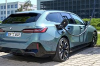 BMW 5シリーズ・ツーリング 新型のEV『i5』、航続560km…新写真を公開 画像