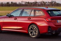 BMW『3シリーズ・ツーリング」、PHEVはEVモードの航続が98kmに拡大…欧州で改良 画像