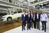 VW『ゴルフ』、生産50周年を祝う…次世代モデルは電動化へ 画像