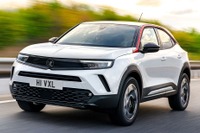 英ボクスホールの小型SUV『モッカ』新型にハイブリッド…燃費25%向上 画像