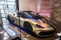 ピニンファリーナ、ハイパーEV『バティスタ』展示…架空の億万長者「ブルース・ウェイン」の自宅に 画像