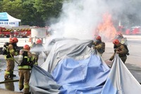 被せて消火!! EV火災向け、高耐熱防火ブランケットを日本導入 画像
