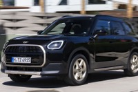 MINI カントリーマン 新型に「Favoured」仕様、ブラックにシルバーアクセントが映える…欧州設定 画像