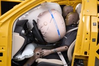 自動運転車のエアバッグは展開の仕方が変わる…ZFが開発、シート位置や背もたれの角度に応じて 画像