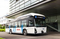 いすゞ、国産初のフルフラットEVバスを運行開始---藤沢工場の構内循環バス 画像