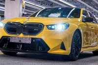 BMW『M5』新型、鮮やかなイエローボディがラインオフ 画像