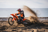 KTM、特別装備をプラスした「EXC 6DAYS」シリーズ4機種と「KTM 300 EXC ハードエンデューロ」を発表 画像