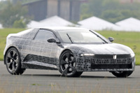 超コンパクトな4モーター・スポーツカー誕生!? BMWの次世代クーペをスクープ 画像
