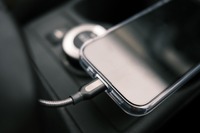 車載グッズランキング、スマホ充電機器が全世代でトップ 画像