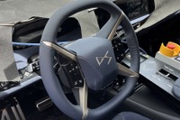 「X字型」4スポークハンドルが斬新すぎる!? DSの最高級EVは「クロスオーバーファストバック」に 画像