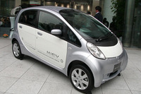 【新聞ウォッチ】政府の温室ガス中期目標「新車2台に1台エコカーに」 画像