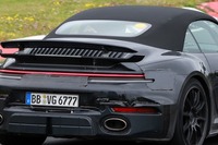 ポルシェ『911』はまだまだ進化する! 未公開の「ターボSカブリオレ」、新ウィングで開発テスト 画像