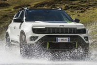 ジープの新型電動SUV『アベンジャー4xe』が冒険の旅へ 画像