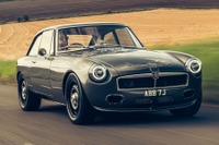 ただのレストアじゃない、英スポーツ「MGB」にV8を突っ込んだ、フロントライン『LE60』初公開へ 画像