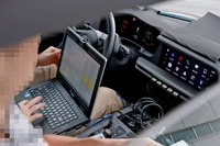 航続が短い? ポルシェ『718ボクスターEV』プロトタイプの車内を撮影…スポーツカーとして差異化 画像