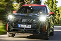 最強・最新のMINI『JCWカントリーマン』、300馬力のパフォーマンスSUVの詳細に迫る 画像