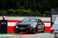 MotoGP最速ライダーに新型「BMW M5」贈呈へ 画像