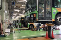 バスの総合病院、整備工場に潜入?! 都営バス100周年×はとバス75周年で記念ツアー 画像