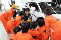 スーパーカーを小学生が直した、乗った! マクラーレンがエンジニア体験イベント…次世代を育成 画像