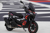MotoGPカラーのアーバンスクーター、アプリリア『SR GT 200 レプリカ』発売 価格は61.6万円 画像