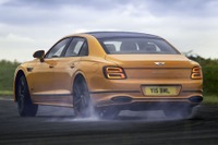ベントレー『フライングスパー』新型、9月10日デビューへ…782馬力の電動モデルに 画像